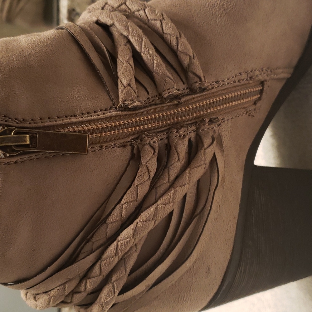 Boots - Picture 5 of 10
